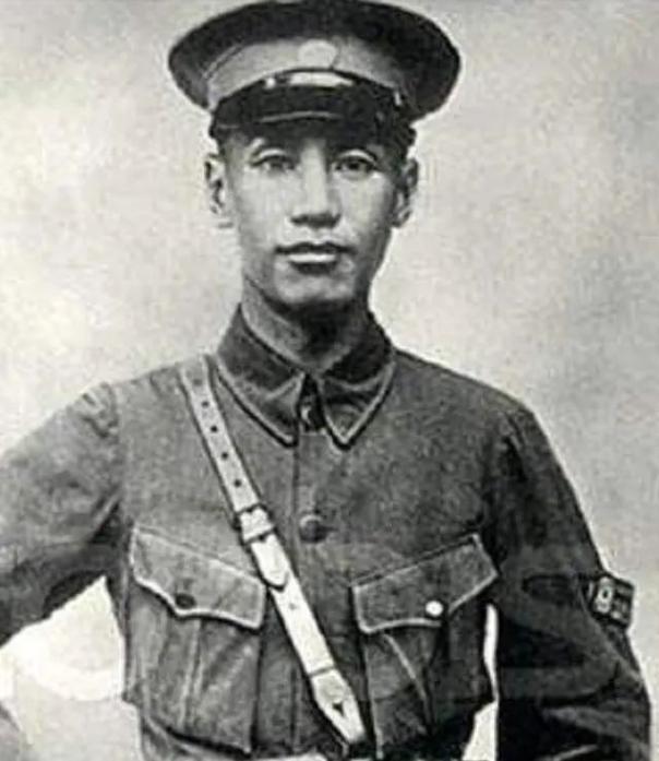 1997年，蒋纬国去世，他临终前的遗言轰动了整个台湾：“哥哥蒋经国并非父亲蒋介石