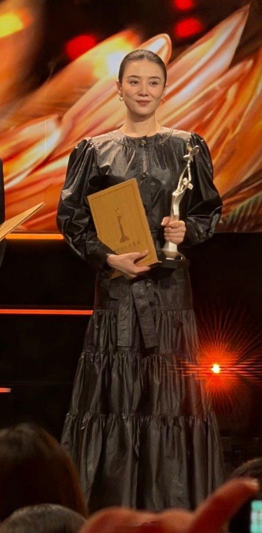 【金鹰奖提名典礼女明星造型】杨紫inMaxMara2027早春系列宋佳inSaintLaurent2
