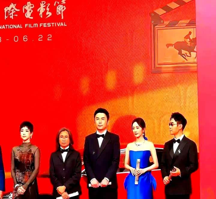 章子怡估计都要气疯了昨天的电影节红毯上本来该出风头的应该是章子怡
