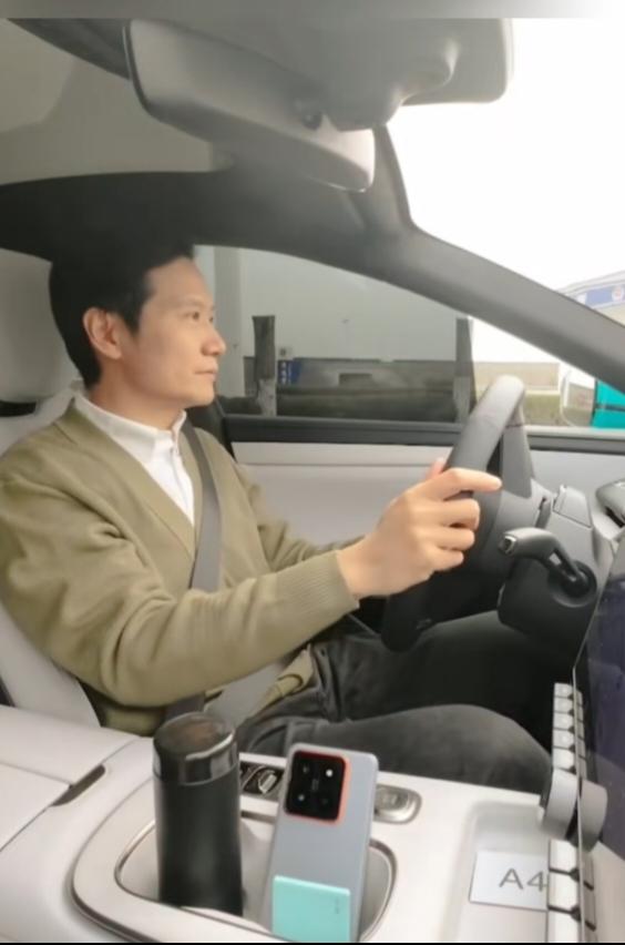 现在那些回收二手小米汽车的人,他们趁着小米汽车大火之时,回收了非常多的小米汽车。