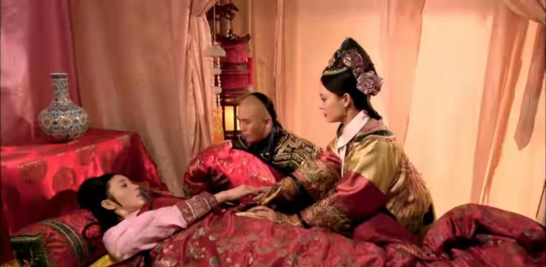 别再纠结甄嬛爱不爱皇帝了，她拼死护住的，是另一个男人的孩子。她管亲女儿叫“犀儿