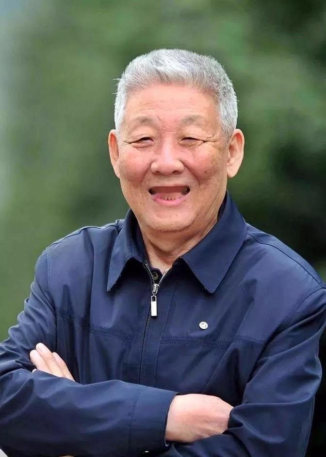 1969年，“东方红卫星”超重，孙家栋坚持拆掉毛主席像章，然而周总理却说道：“你
