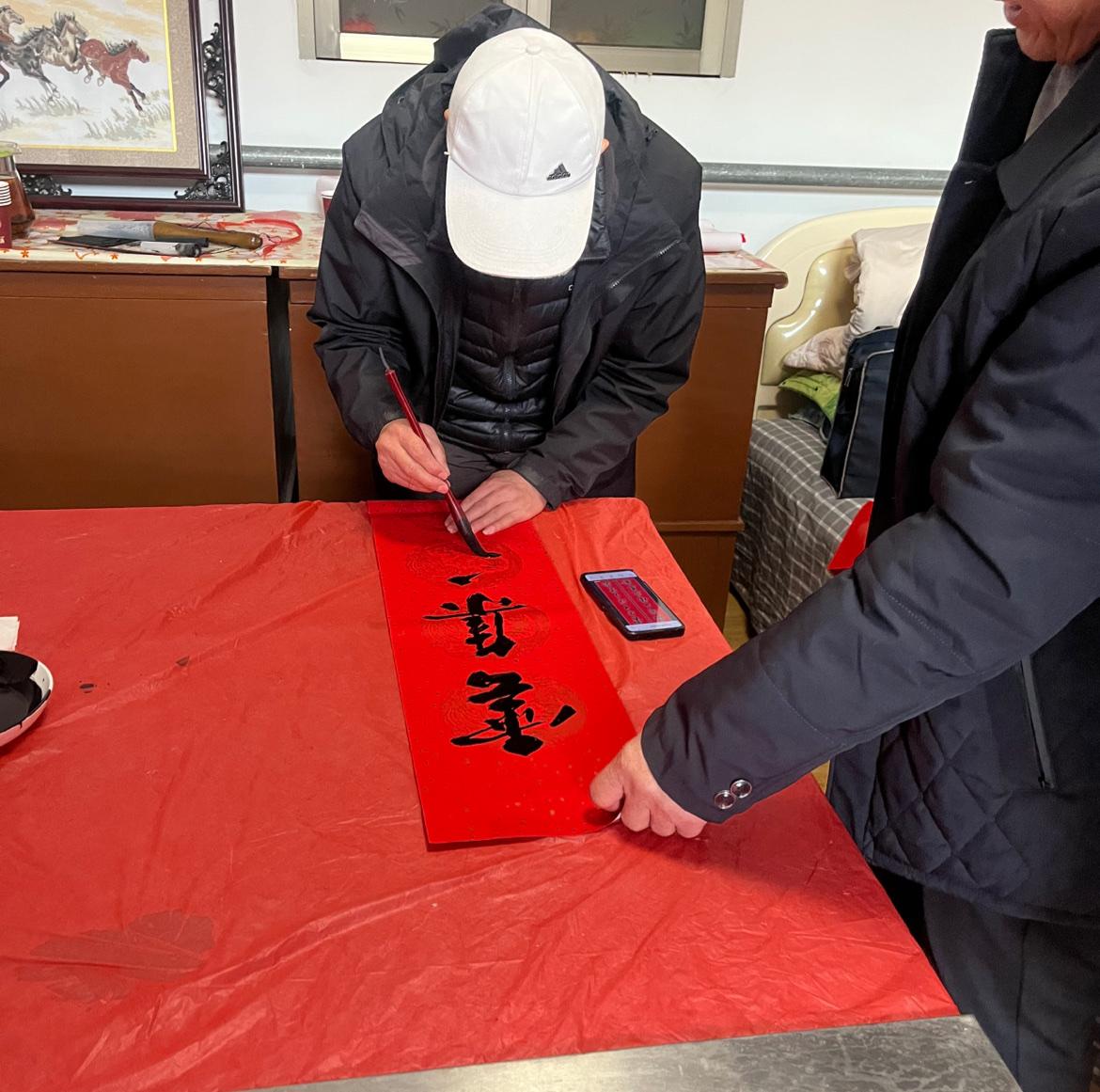 春联印刷品泛滥，好久没有见过现写的了，看到一位书法老师现写过年春联，笔墨纸砚伺候