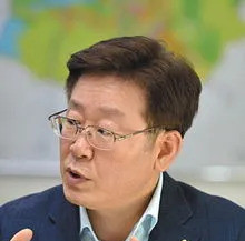 李在明真难左右为难真头疼李在明现在是热锅上的蚂蚁，急得