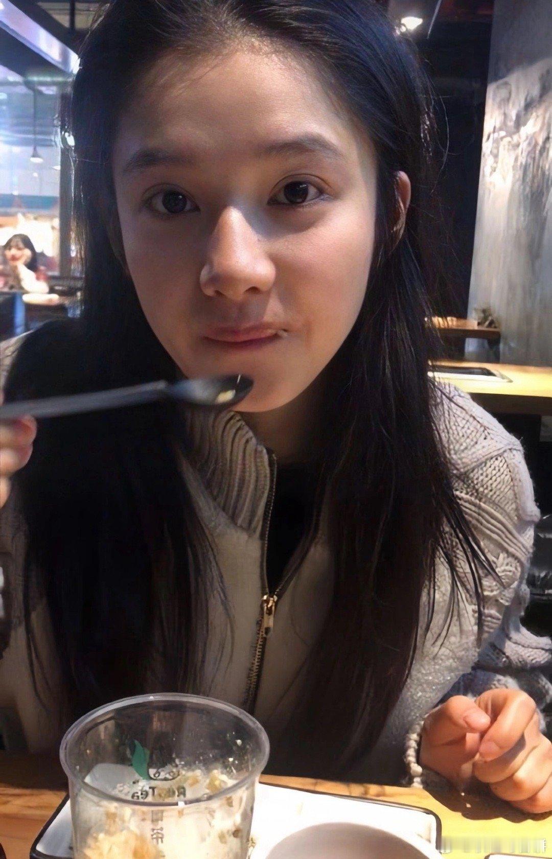 张婧仪有一种粗糙的美感不care精致的妆容，不被大众所定义的美给绑架真的好吸渣的