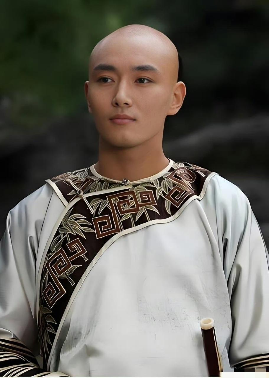 果郡王去拍短剧了，曾经风靡全世界的《甄嬛传》里的男神，果郡王扮演者李东学竟然去拍