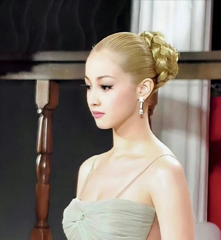 “一个月5次，超过就按50万一次收费！”2009年，亚洲第一美人泽尻英龙华即将结