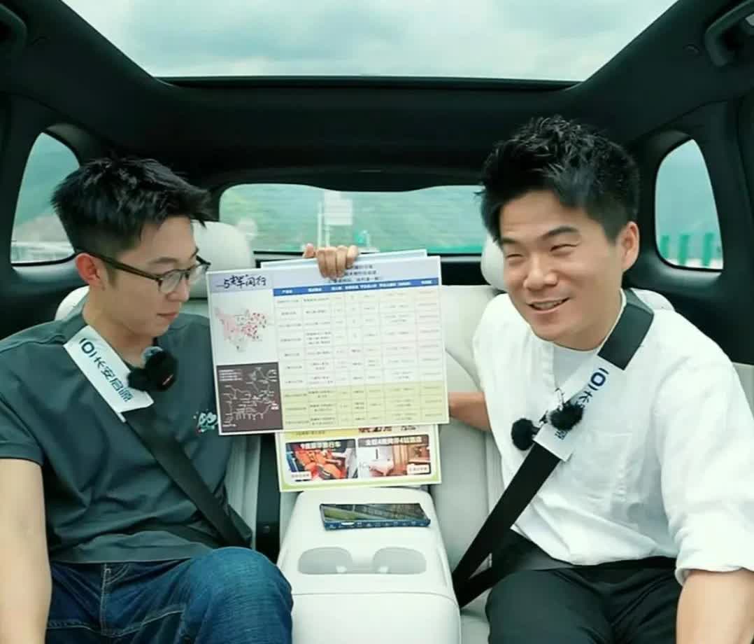 粉丝劝宇辉带个四川翠花回去，董老师的回答给全川男人长脸了！宇辉和汉森报恩寺返