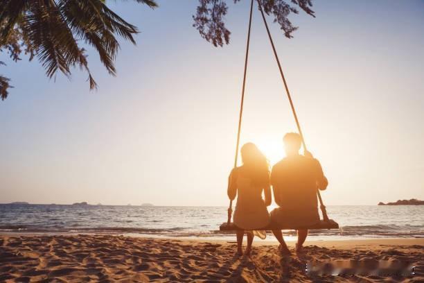 2025年的夏天，和他去了海边。傍晚的沙滩上，我们坐在秋千上晃啊晃，海风把