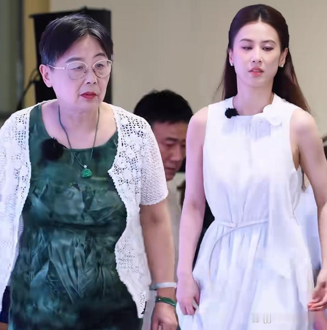 黄圣依这次给人的感觉，已经不是离开谁之后重新开始那么简单了。她身边的人，反倒把她