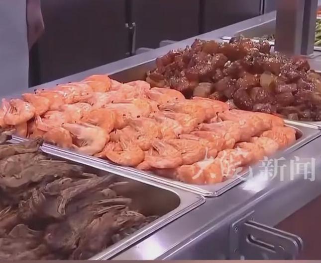 最近福建舰的伙食清单刷屏，热菜硬菜管够，新鲜果蔬不断，连餐后甜点都透着讲究。战士