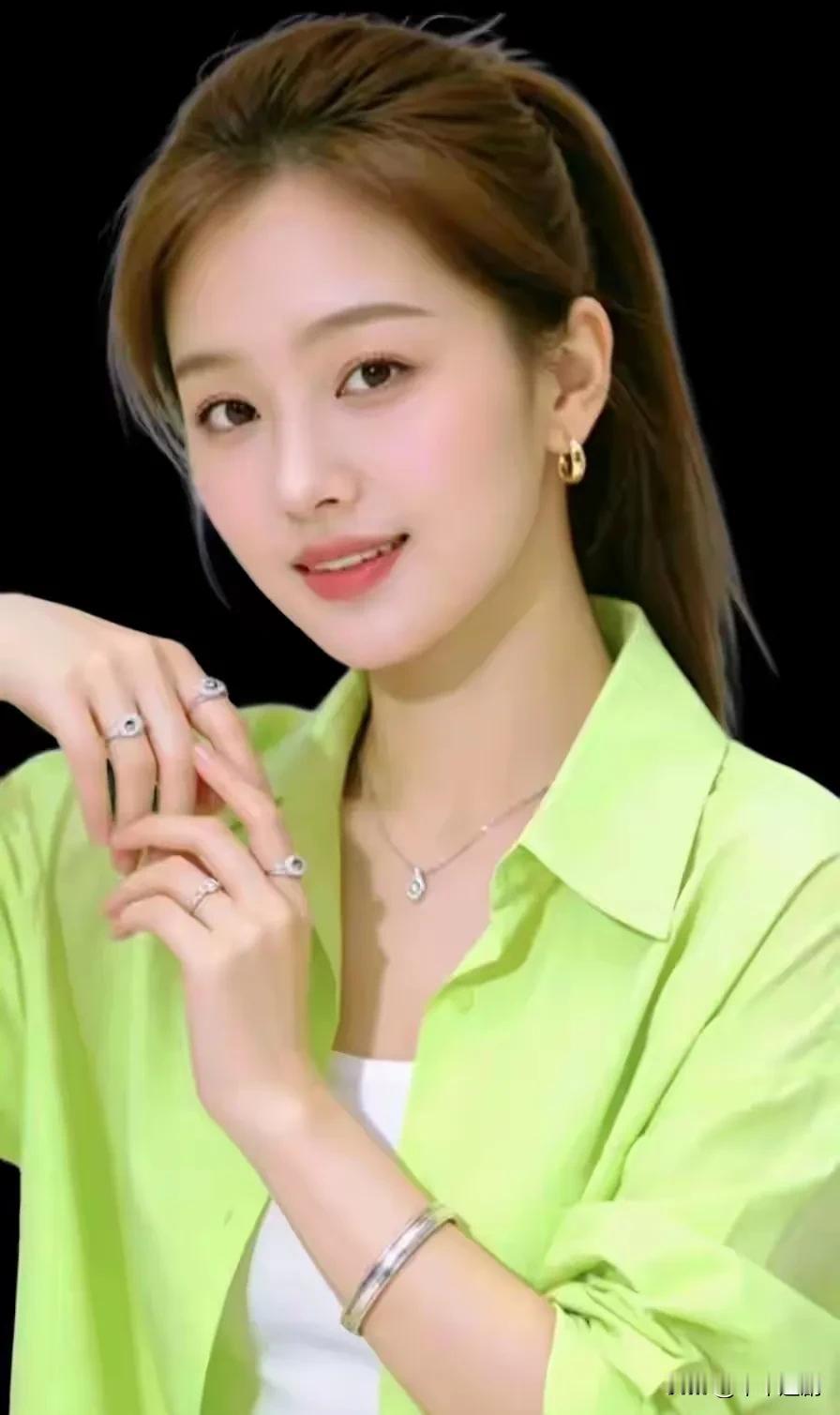 鲜亮底色，明媚笑容，把日子过得鲜活又明亮。国色天姿美女照温柔治愈款美女