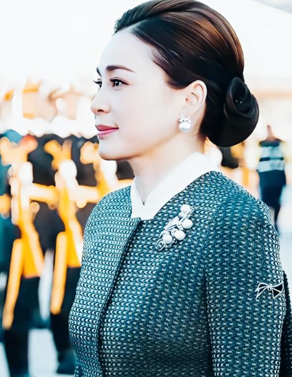 泰国王后和西班牙王后应该都属于既有颜值又有气质！两人虽然不一样的年龄段，但是形