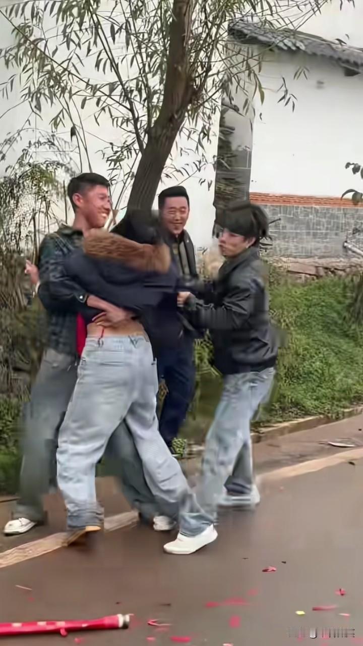 彝族的婚俗：伴娘可以被不同小伙抱来抱去。并且，伴娘还不能发火，得乐呵呵地被别