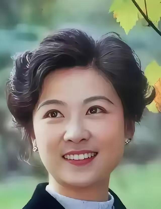 北京灵堂里，76岁王馥荔哭到几次昏厥，第二天却对王骁冷冷一句：你爸走了，戏还是不
