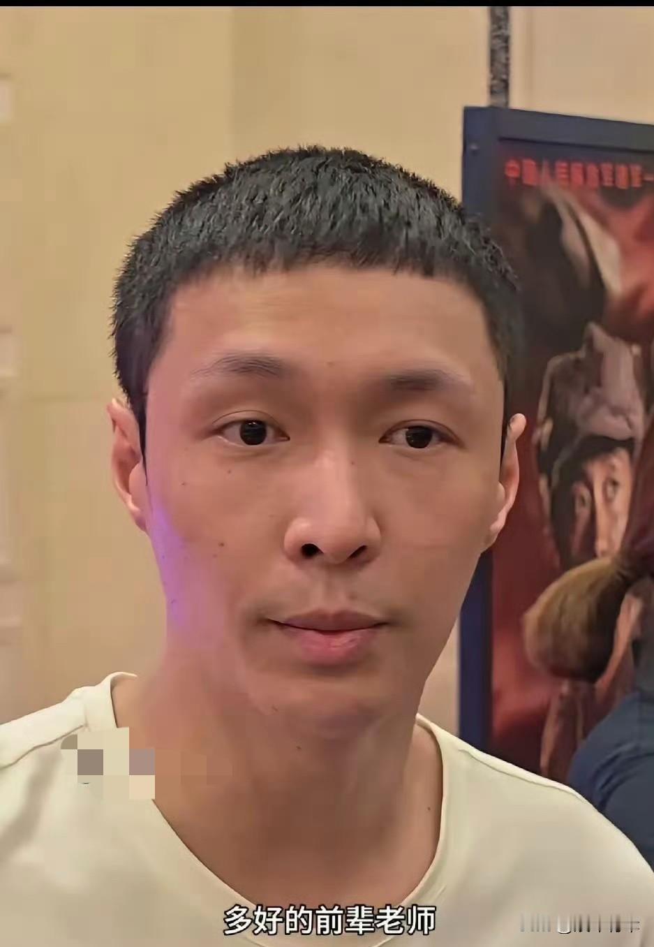 张艺兴素颜照曝光，网友大呼对明星祛魅了。近日，张艺兴出席电影的宣传活动，被网友