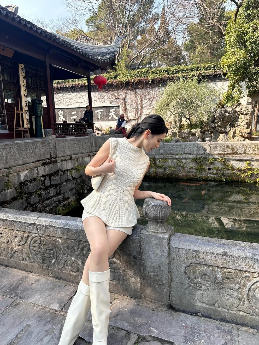 不必追赶时节，春日的寄畅园藏着最动人的风光。玉兰花悄然绽放，莹白的花瓣衬着黛瓦粉