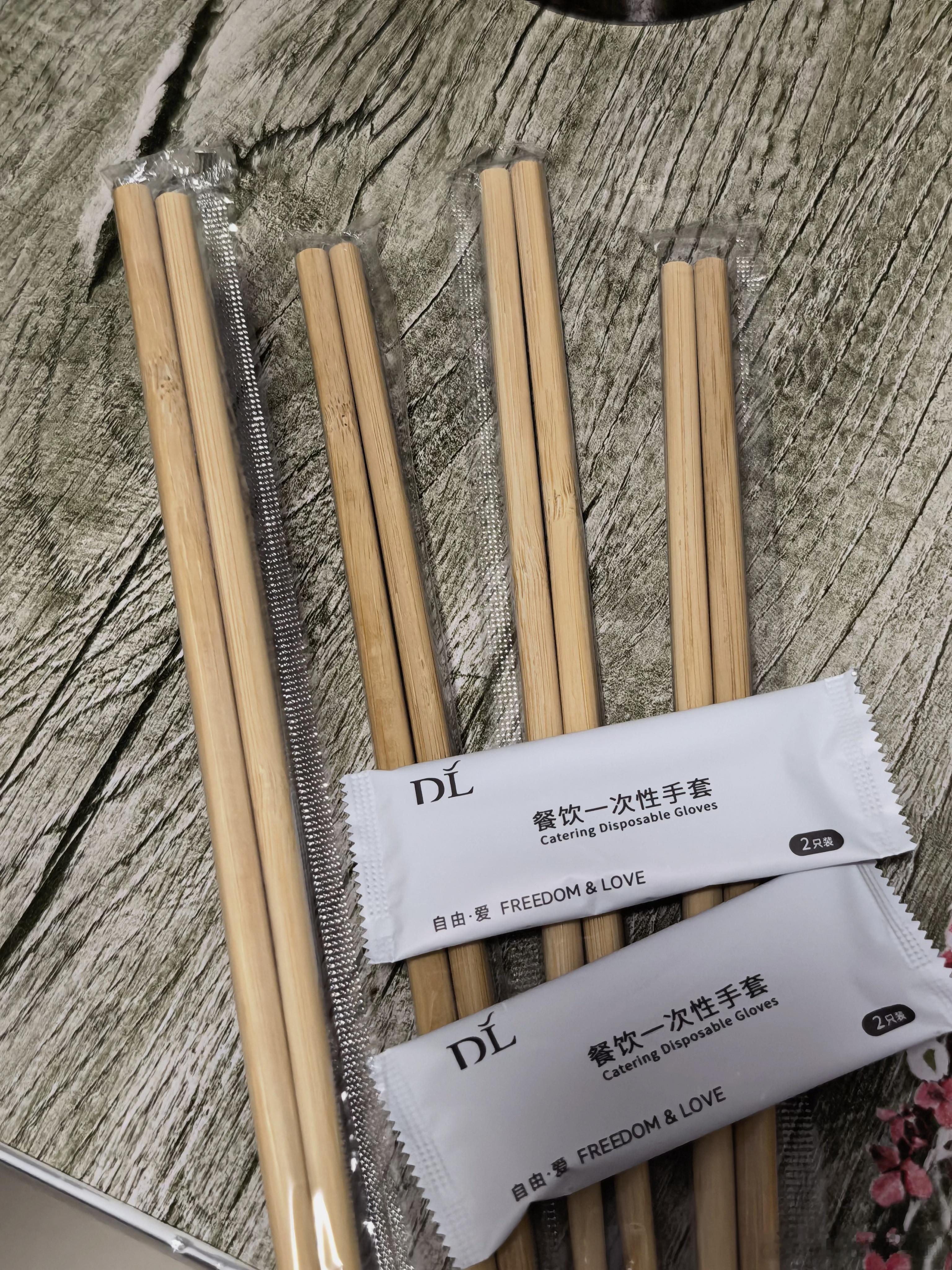 在胖东来买完凉菜，收银员会主动拿些免费的一次性筷子和一次性手套。给大家看看胖东来
