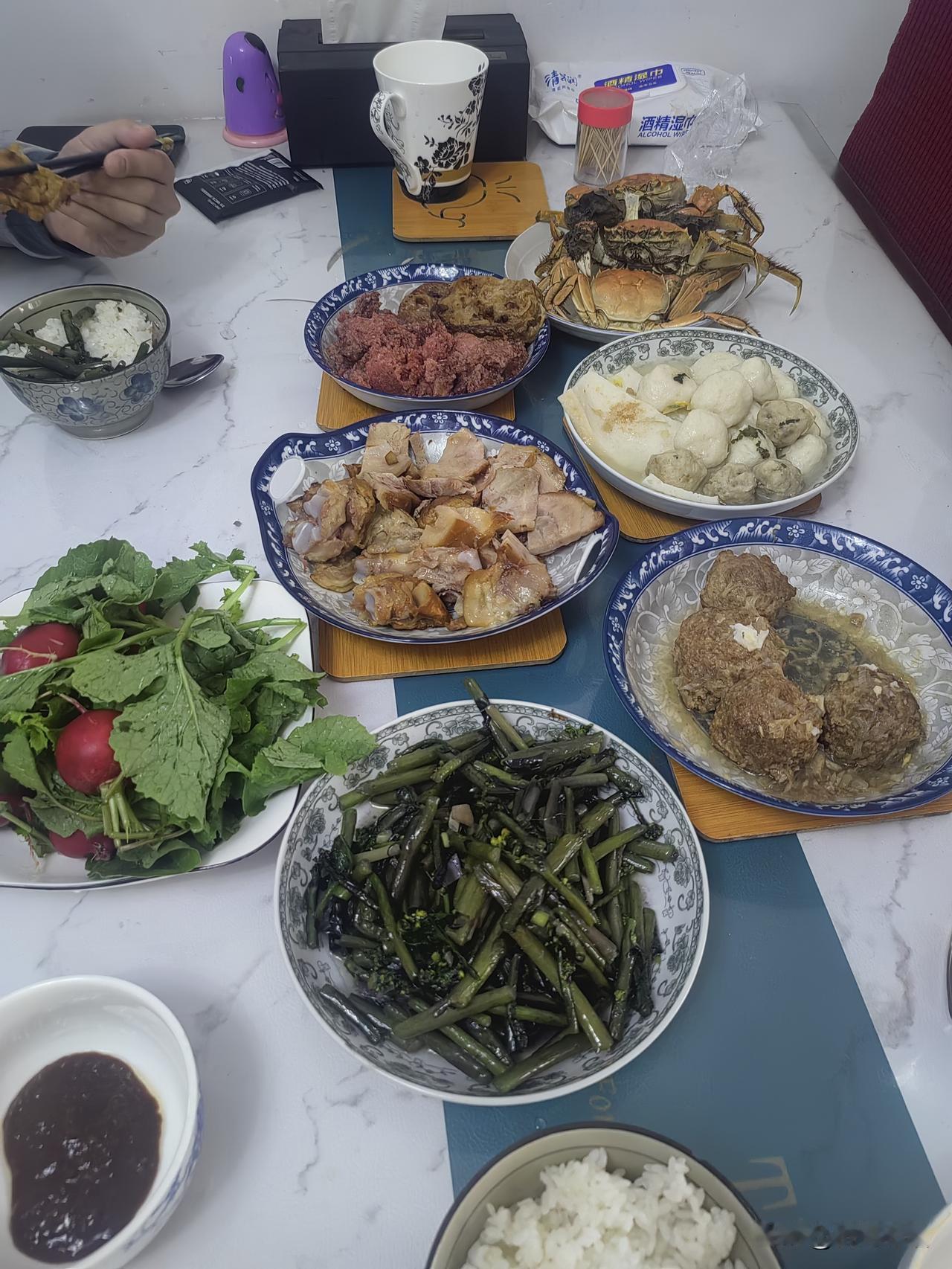 今天是大年初一，开启打扫剩菜的模式了。每年春节做年夜饭，都寻思着要少做一点，