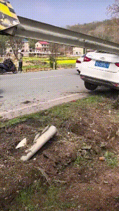 人呢？还好吧。2月21日网友发布视频，这辆白色疑似奇瑞汽车失控冲出路面，护栏像