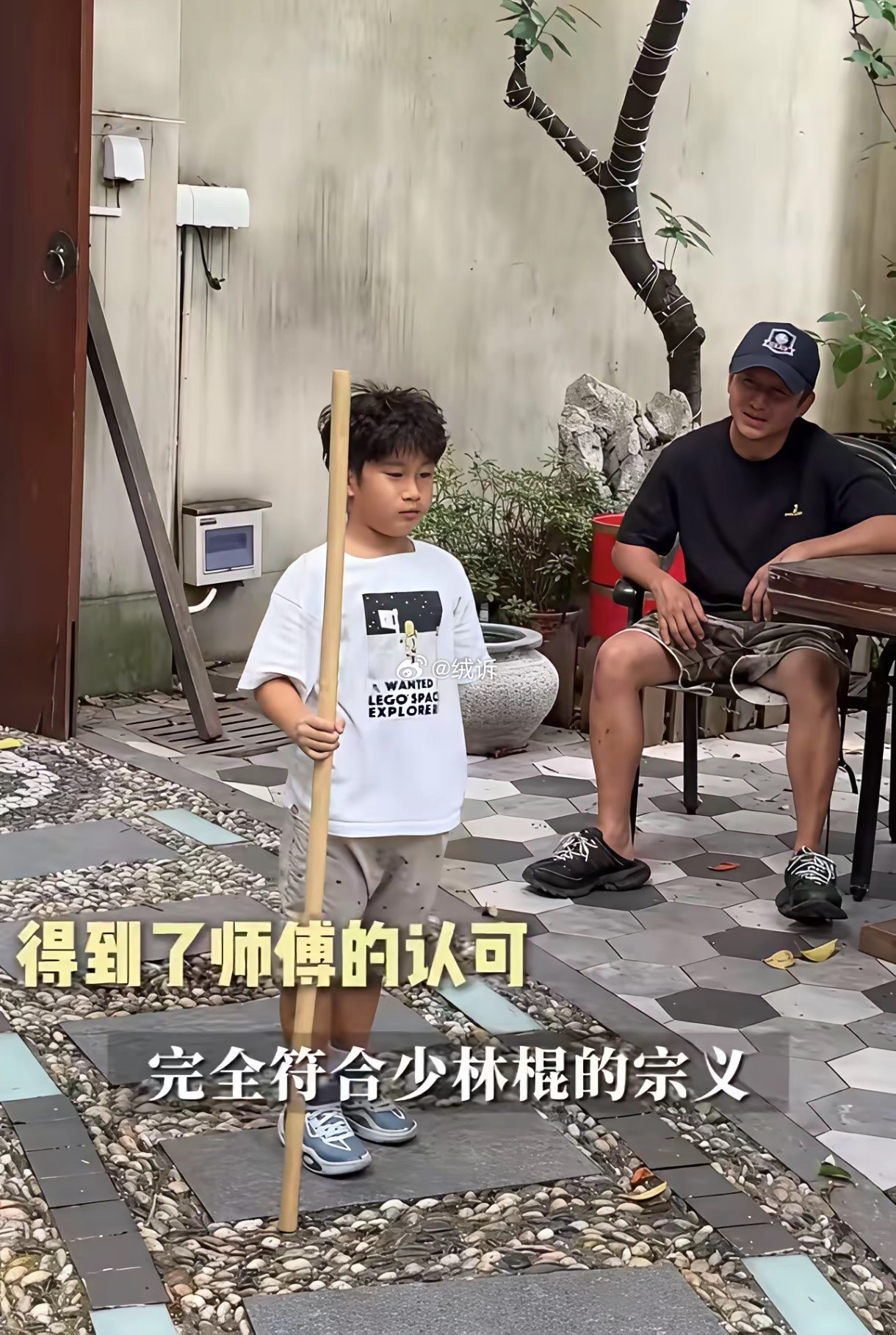 邹市明小儿子，是运气最差的一个吧！首先，三个孩子中，只有他是贵州籍贯，不能落户上