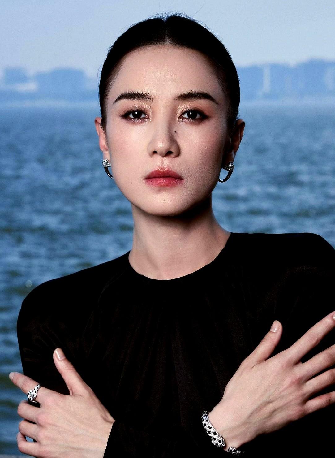 宋佳拿下正午阳光新剧《开盘》女主，赵丽颖没接。这块好饼，正午就这么直接给了宋