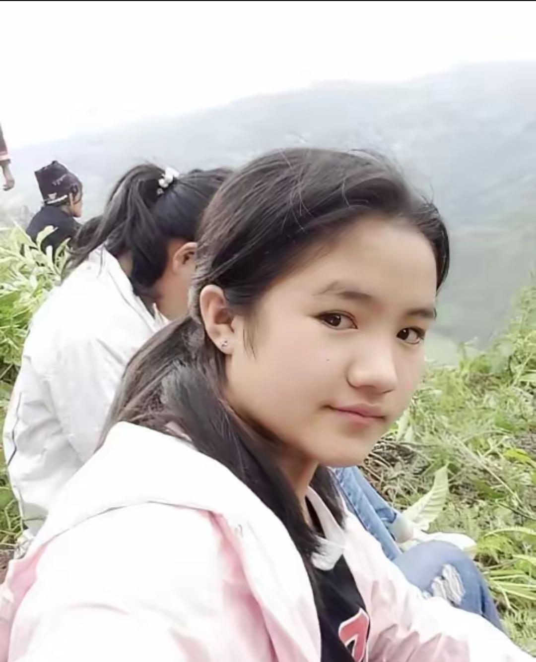 云南1女孩，1岁母亲病逝、随后父亲长期服刑，8岁一人独自生活，她常对着天上的云喊