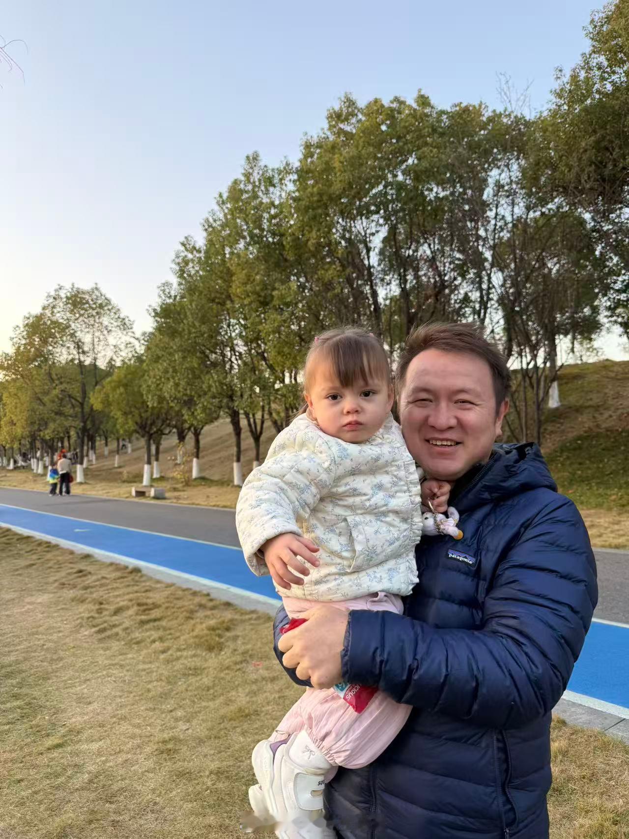 说这娃是我闺女，是不是毫无违和