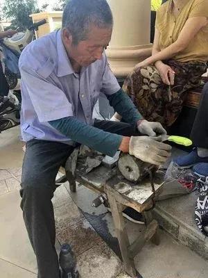 岳父在天气好的时候，经常骑着电三轮在郑州走街串巷，磨剪子、锵菜刀。他说，有个