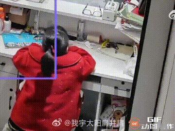 “孩子啊，你快回去认错吧！”四川一个穿红衣服的女孩跟着妈妈到一家理发店，妈妈在理