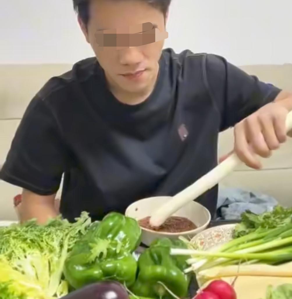 广西这位女婿，第一次看到满桌的东北蘸酱菜，好奇心很重，在东北女友的建议下，果断开
