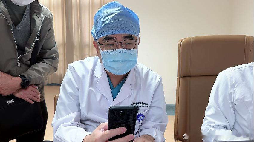 门诊见闻：一位40多岁的老兄，肺结节术后一个月来复查。我一看他人，心里...