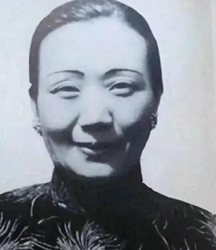 1879年，浙江巡抚谭钟麟喝多了，看府上丫鬟李氏身材婀娜，一时兴起抱回房，事后竟