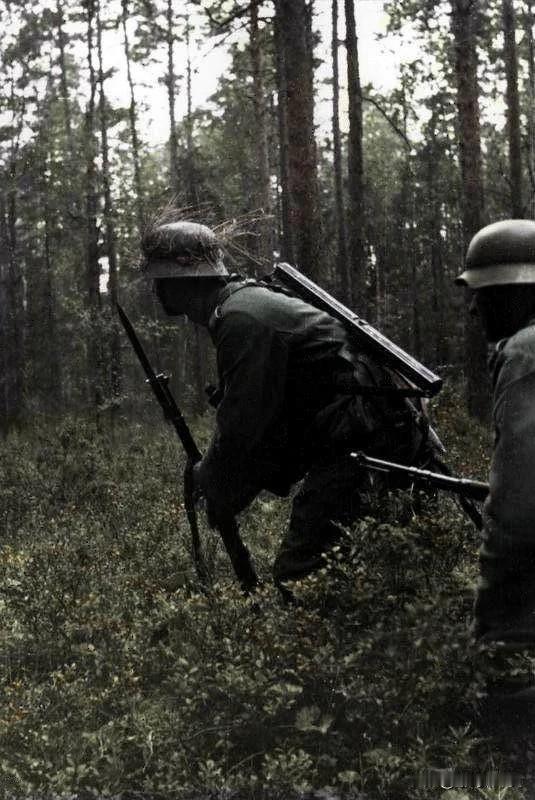 1941年，“巴巴罗萨”计划的早期阶段，德国士兵在森林中前进。可以看到前面的士