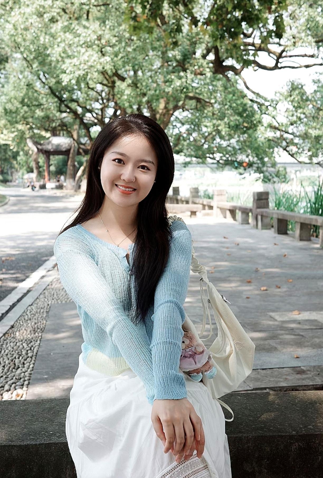 公园里石板上向我微笑的女士。