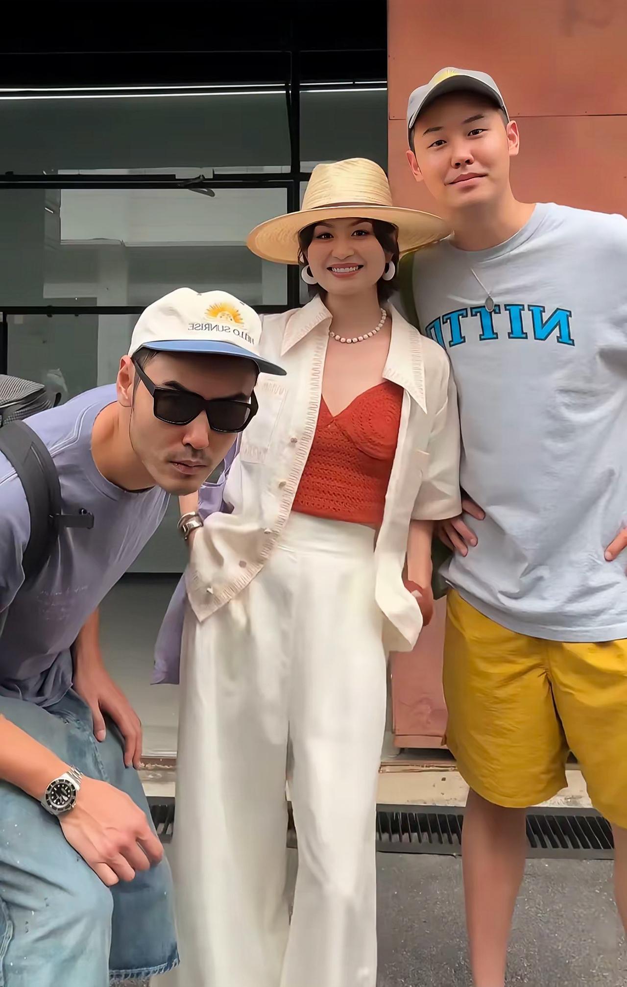 近日，阮经天和弟弟、弟媳妇一起到泰国曼谷游玩，他的心情真的好nice啊。阮经