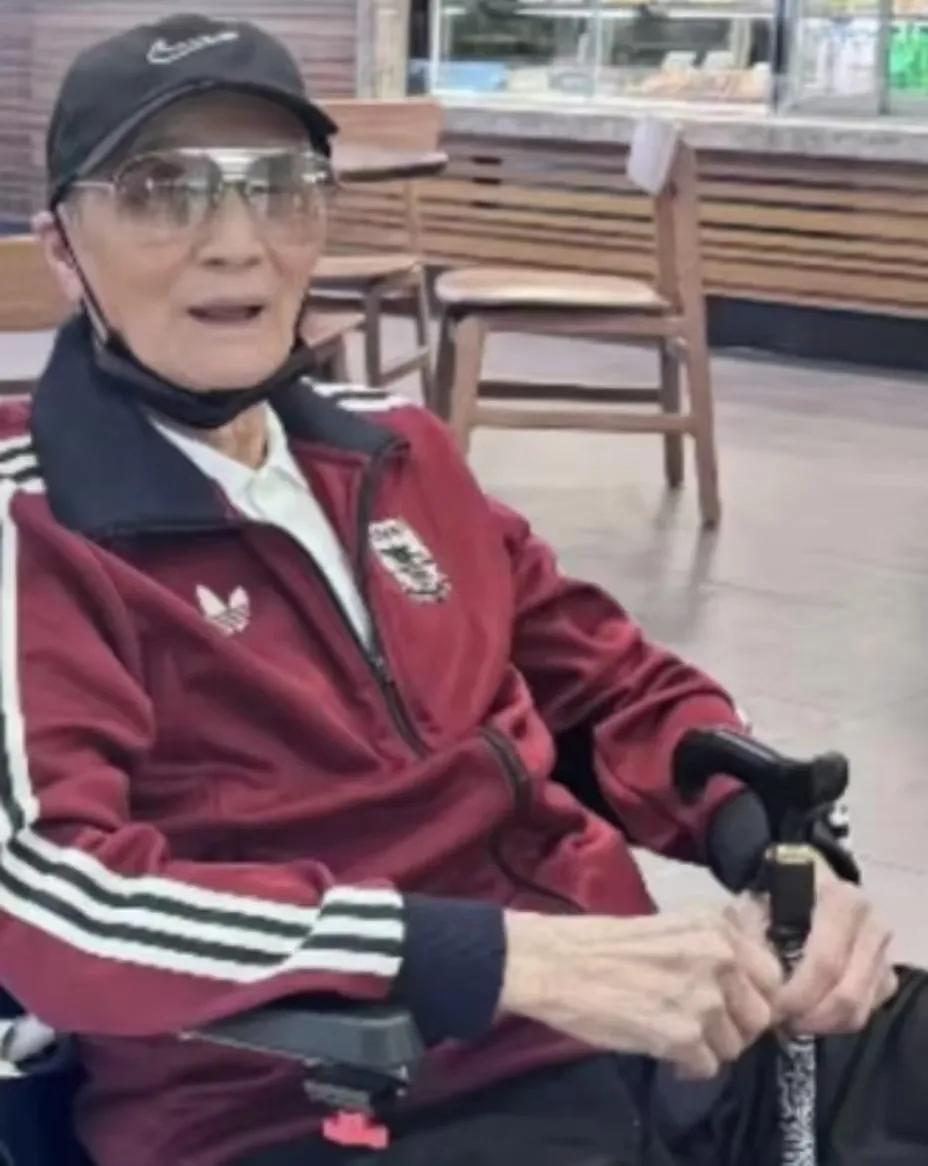 看了谢贤的晚年生活他其实挺可怜的虽然有千万大豪宅，4个护工守护，但是一直没有亲人