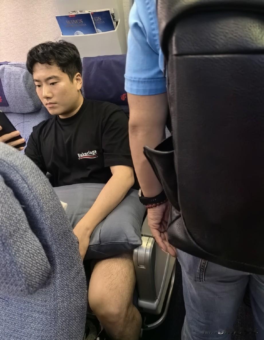 网友拍到梁靖崑去长沙了！坐的可不是经济舱，这是窄体机的商务舱，俗称大板凳！