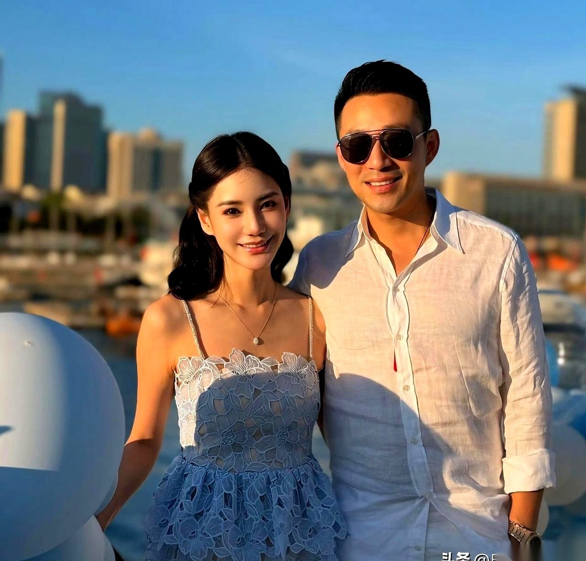 “汪希玥，给我倒杯水。”直播间里，汪小菲突然扭头，扯着嗓子喊了一句。半秒钟不到，画外音直接飞回来一句