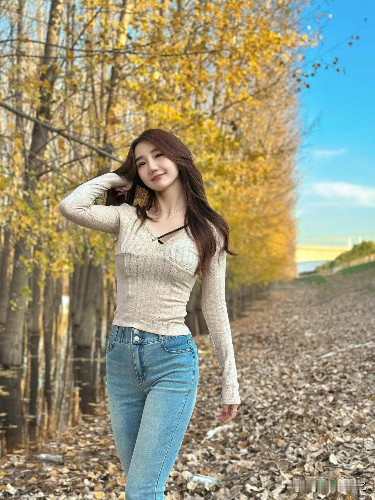 往秋冬的树林里一扎，站也好坐也罢，随手一拍就是松弛感大片，大方又耐看！[比心][