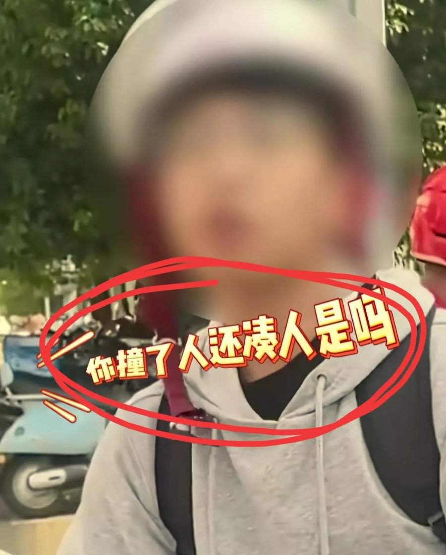 我突然理解“听交警”男孩的处境了！对方一连串的质问加引导，隔着屏幕都让人窒息