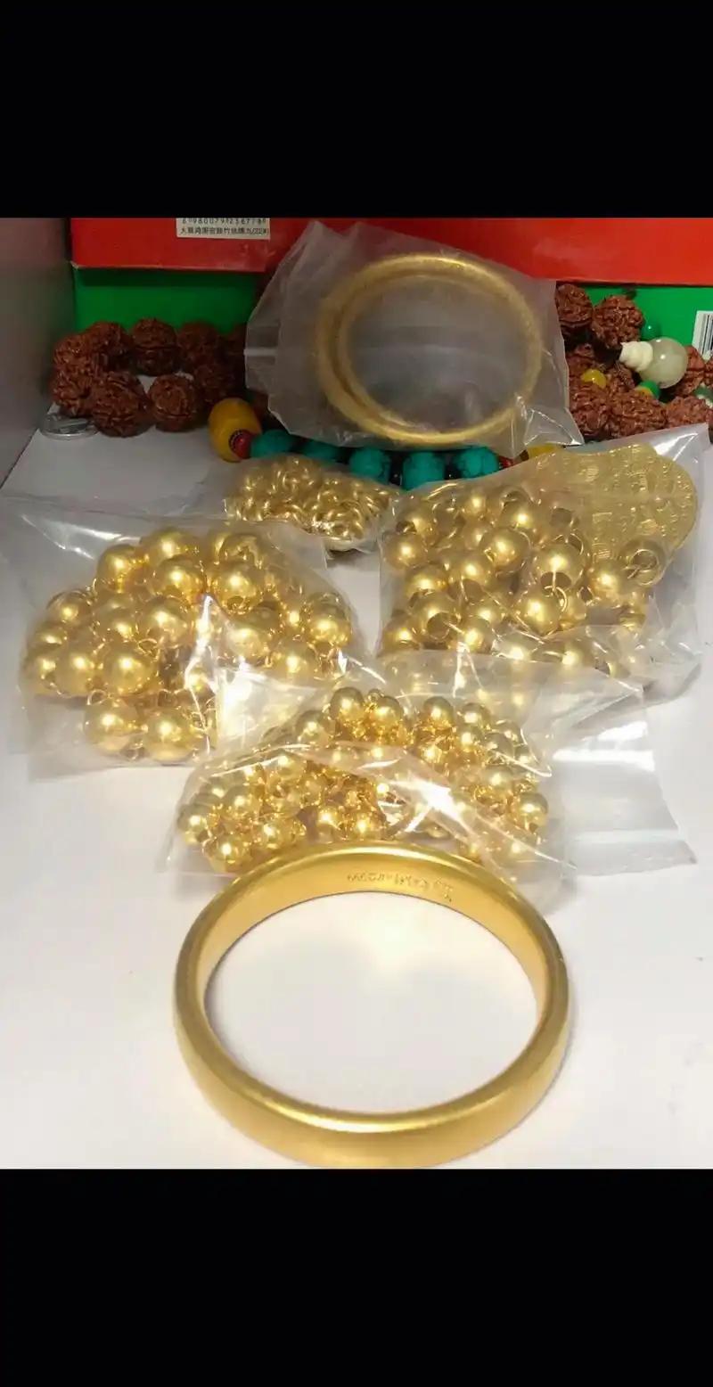 今天是老妈的生日，想着她喜欢金子，我又给她买了一个40多克的素圈镯子。老妈喜