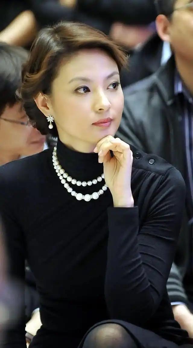 她不仅有着优雅的气质，高挑的身材，姣好的外表，更有着满腹经纶。离开央视后，她依