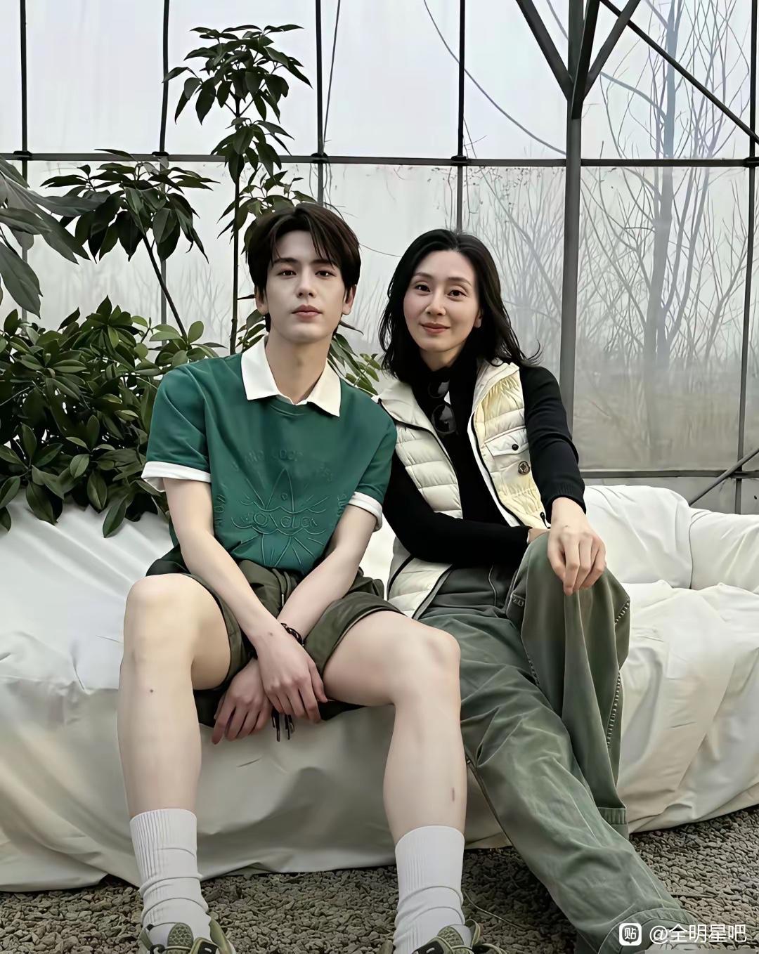 张凌赫的妈妈年轻又漂亮，不知道的还以为是姐姐呢还是厂家很重要，要不然制造不出这么