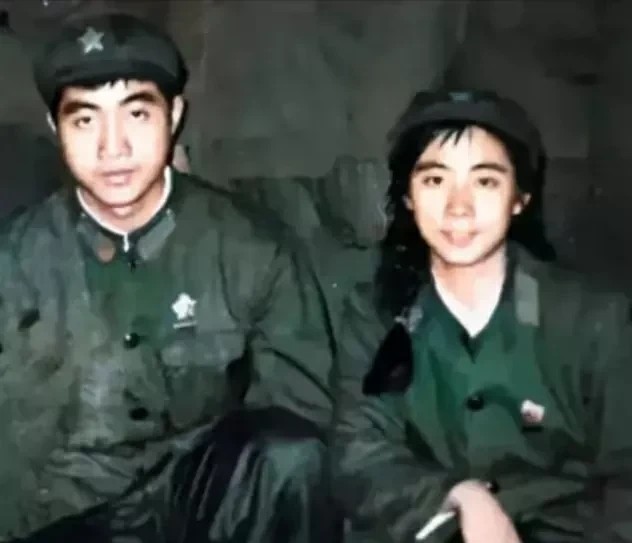 1967年3月，林立果从北京大学物理系毕业后，穿上了军装，化名“吕果”参加了空军