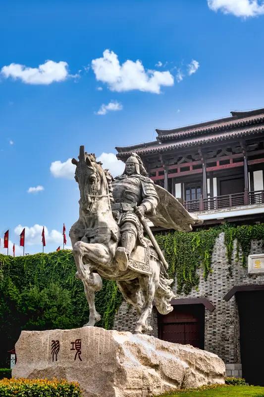 刘邦能率先攻入秦国关中，是多种因素共同作用的结果。战略上，他避开项羽与秦军主力