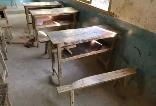 全网坐过这样课桌凳的请举手🙋