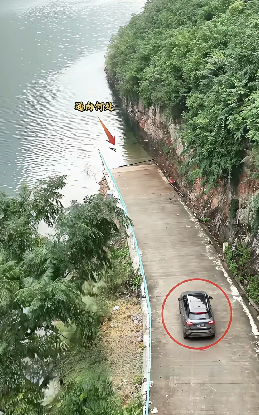 自驾游贵州途中，被导航带到这里，前方就是一片汪洋，还让我继续行驶200米，我是继