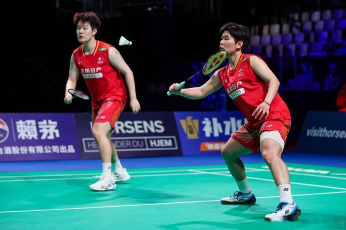 2026年新加坡羽毛球公开赛女双1/4赛，日本组合岩永铃/中西贵映赛前...