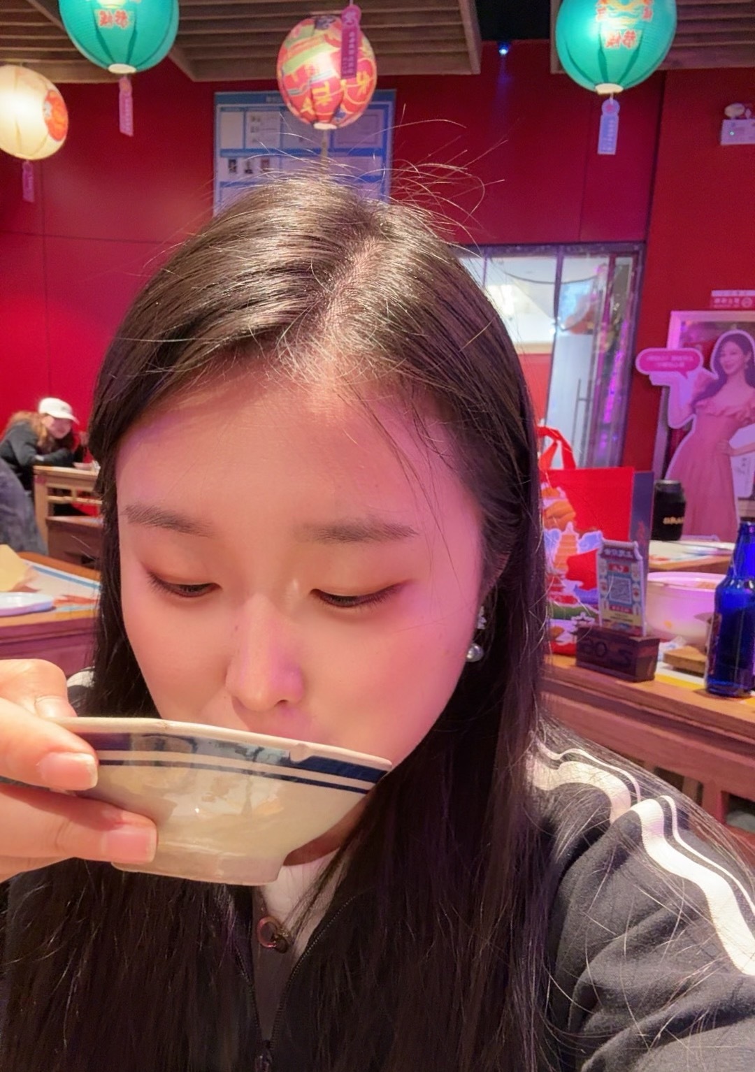 城墙下的烟火江湖，一口吃透长安夜进门之后，不用讲究排场，找张木桌坐下，倒上一碗茶